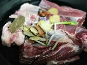 再把香料加入。