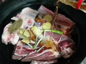 加入料酒，适当多放些。