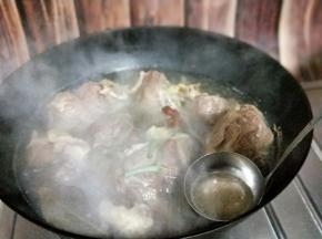 大火烧开后撇出沫子。(其实用冷水反复泡过的牛腱子，即便是煮开后，也不会有很多沫子的)
转小火慢煮，将牛肉煮熟，煮烂即可。