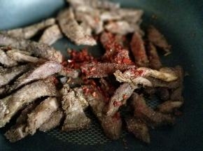 之后再加入辣椒粉。(辣椒粉的量也要根据个人喜欢来)