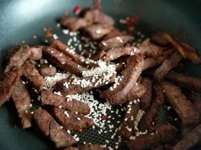 最后加入白芝麻，小火翻炒2分钟即可出锅。