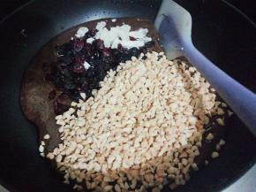 再果干和花生碎倒入混合均匀