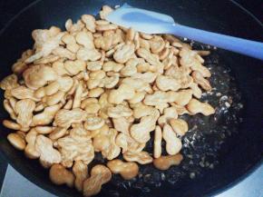 再把小葫芦饼干倒入混合