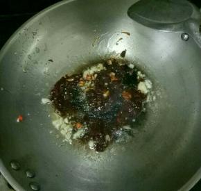 加入黄豆酱，煸炒片刻。