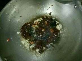 加入黄豆酱，煸炒片刻。