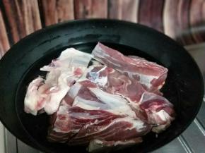 将冷水泡过的牛腱子切成块放入锅中加入清水。