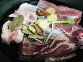 再把香料加入。