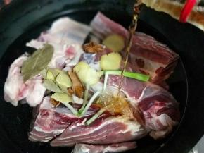 加入料酒，适当多放些。