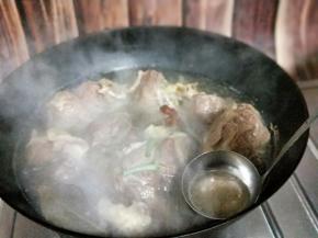 大火烧开后撇出沫子。(其实用冷水反复泡过的牛腱子，即便是煮开后，也不会有很多沫子的) 加入生抽，转小火慢煮，将牛肉煮熟，煮烂即可。
可以用一根筷子来测试牛腱子是否煮烂，这个也可以根据自己的喜爱来煮，(但是建议不要煮的太烂，那样牛肉干吃起来口感不好)
