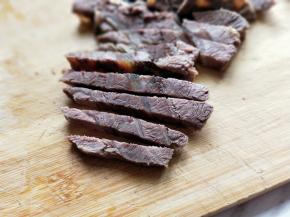 煮熟的牛肉用冷水冲洗一遍，之后淋干水份，切条状，形状也可以根据个人喜欢来。