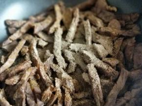 待牛肉条水份炒干后加入胡椒粉，孜然粉，椒盐粉，小火翻炒3分钟。