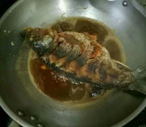 把煎好鱼放进去，焖五分钟左右出锅。