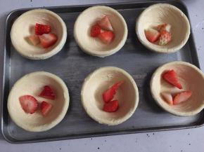 将小草莓放入蛋挞皮里