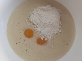 然后将煮好的奶茶奶油加入蛋黄和低筋面粉