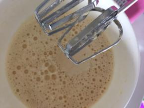 用打蛋器搅拌均匀