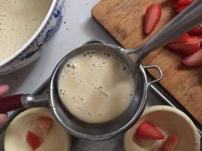 通过过滤网筛倒入蛋挞液