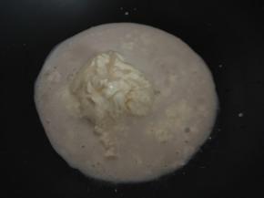 奶油和奶茶混合后放入锅里小火煮开
