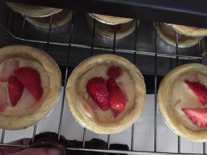 待蛋挞液稍微凝固了放入大草莓