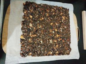 整形好后，晾凉会转移到砧板上开始切割