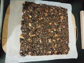 整形好后，晾凉会转移到砧板上开始切割