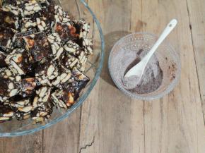 雪花粉：15克奶粉+3克可可粉混合备用