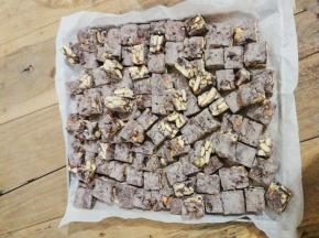 把每块雪花酥沾上雪花粉，切面不沾，只沾正面和底面即可