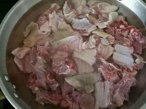 砍成块后，冷水入锅焯一下。