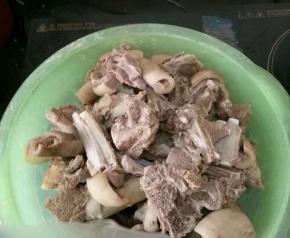 捞出洗干净。