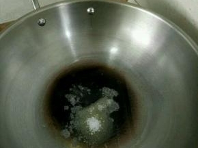锅里放入白糖，小火慢慢熬成焦糖色。