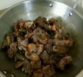 放入羊排，快速翻炒，让羊肉都沾到糖液。