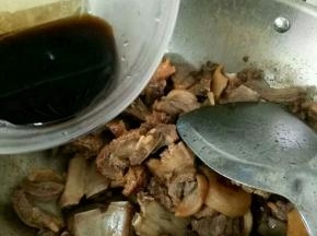 然后加入耗油、生抽、料酒和盐，继续翻炒片刻。