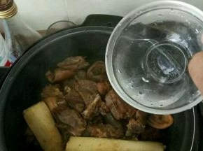 然后把羊排倒入高压锅，加少许开水。压一个小时出锅。