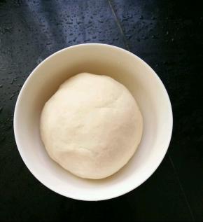 面粉加入酵母、和水，和成面团。饧30分钟。