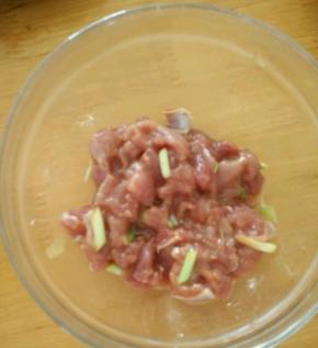 牛肉切成薄片，加入除了芝麻外的所有调料腌好。