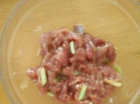 牛肉切成薄片，加入除了芝麻外的所有调料腌好。