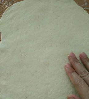 面团饧好后，用擀面杖擀成薄片，撒胡椒粉。