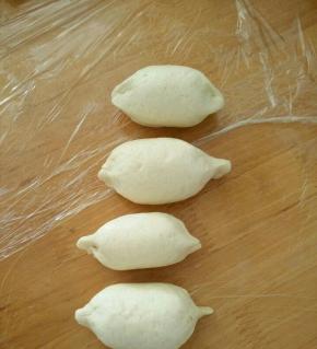 分成四份，把每份两端拧紧。