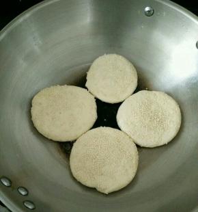 锅里刷一层薄油，放入面饼，煎至两面金黄即可。