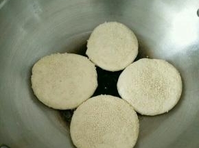 锅里刷一层薄油，放入面饼，煎至两面金黄即可。