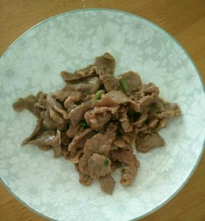 热锅凉油下腌好的牛肉，翻炒至牛肉熟盛出来。