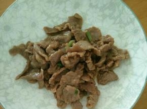 热锅凉油下腌好的牛肉，翻炒至牛肉熟盛出来。