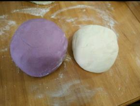 两个颜色的材料混合均匀，和成面团。饧30分钟。