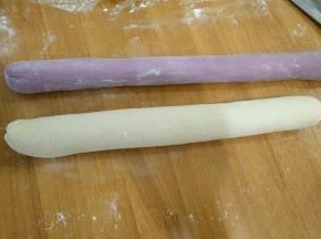 排气后分别搓成条，紫色比白色稍微小点。