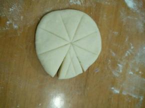 然后再用刀切开一节做花瓣，不要切到中心。(如图所示)在花瓣压出两道痕迹。