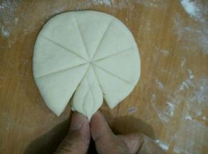 然后用手捏一下，一个花瓣就做好了。依次做完剩下的花瓣。