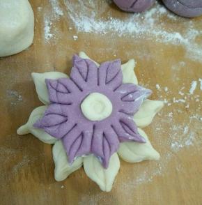 紫色面团一样的操作，做好后把两朵花叠在一起，中间要抹点水。