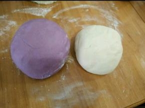 两种颜色的材料分别混合，揉成面团。放在温暖处发酵一个小时左右。
