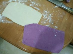 面团充分排气后，擀成薄片。如图。