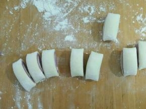 卷起来，再切成等量的小块。