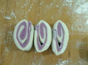 取三块并排竖起来。(我这个没有卷好，中间还有缝隙，应该再卷紧些)